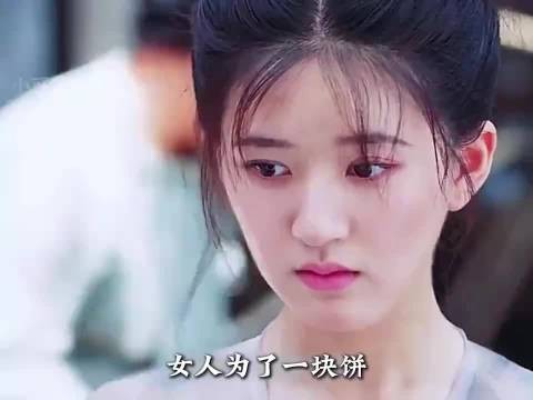 女人为了一块饼竟当众撩起自己的裙子