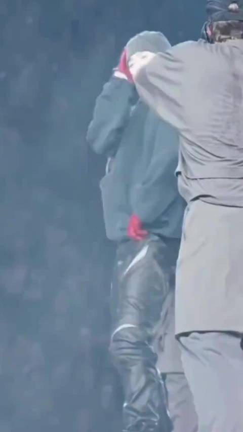 律师谈王嘉尔粉丝指蔡徐坤抄袭红手套:单一配饰指控抄袭证据不足