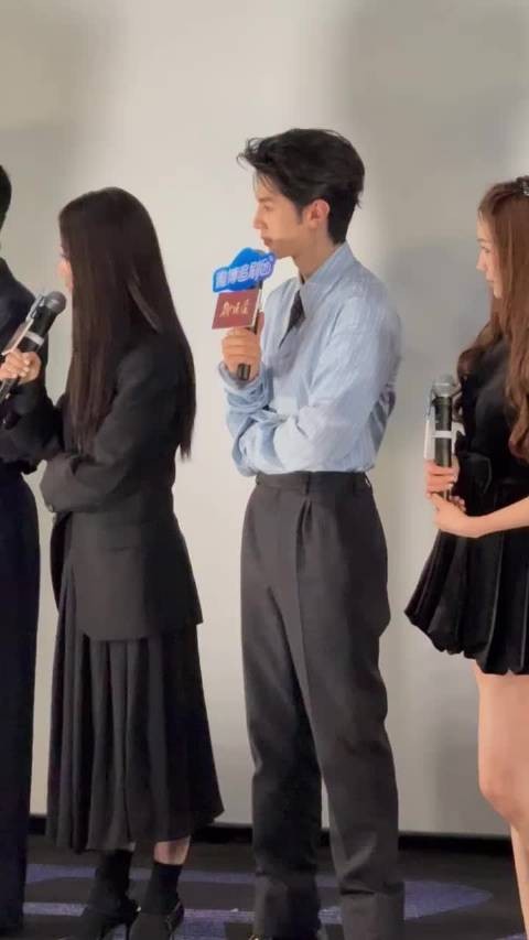 陈哲远被现场的假蛇吓得一激灵,把本体都给吓又出来了 完全演我