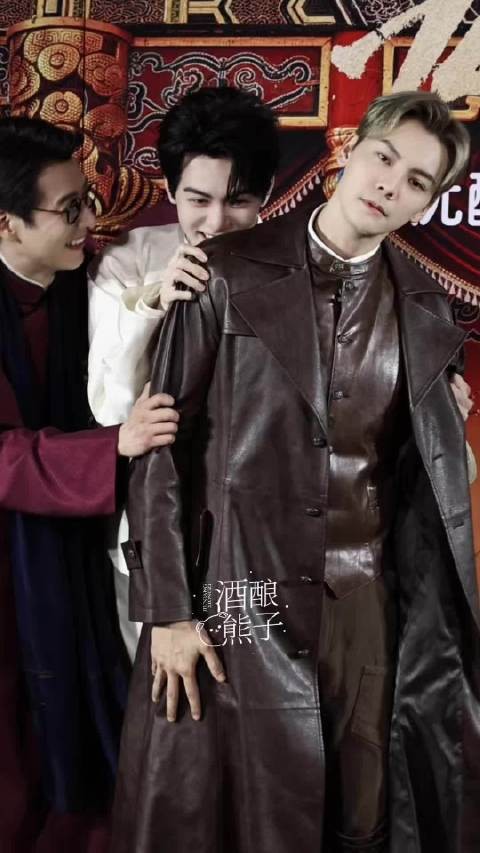你们三个在干什么