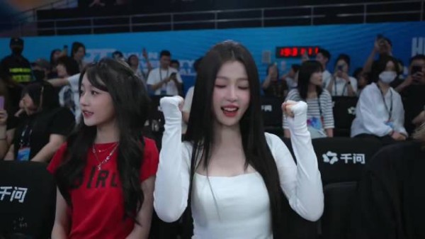镜头 好甜好美的欣欣子，打招呼美美哒 欢迎欣欣子 一直在飞吻比心 虞书欣直播