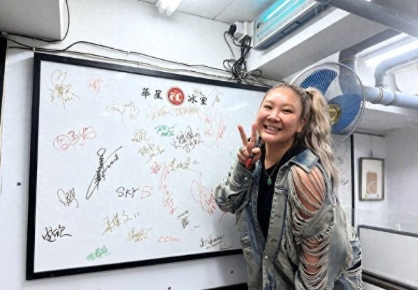 香港知名歌后停工近3年再露面,金发双辫清瘦不少,复出终有眉目