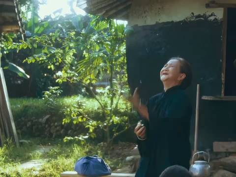 “阿婆带你回大陆去，带你回祠堂拜祖先”