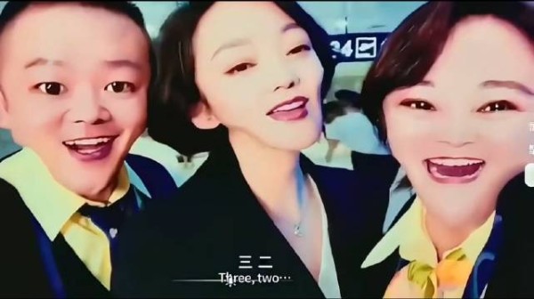 笑不活了,找明星合照结果美颜开太大了