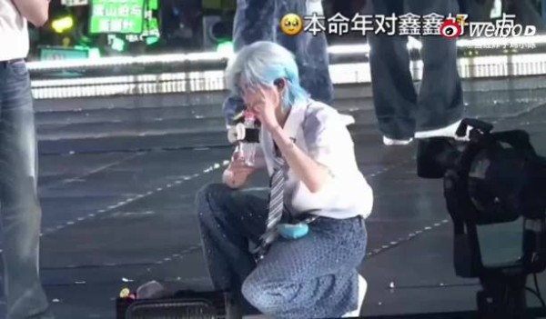 自己膝盖不舒服还能第一时间想到队友,都要照顾好自己呀