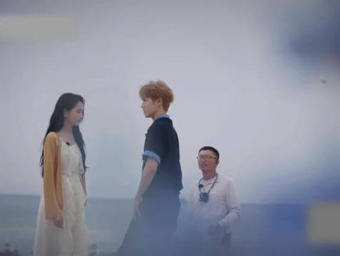 李昀锐调侃关晓彤睫毛像蜘蛛腿,直接上手帮忙整理