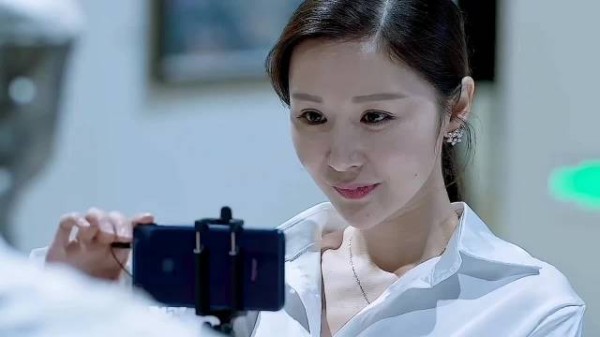 女人在拍照时突然发现,在雕塑的表面似乎有什么奇怪的东西!