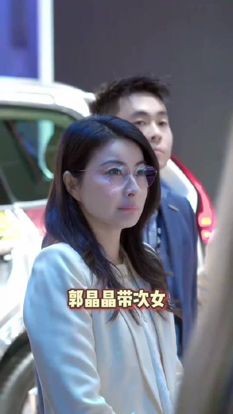 郭晶晶携次女参加夏令营，大合照坐角落，9岁霍中妍越长越像朱玲玲