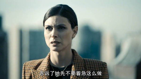 女人惊恐的发现,自己极有可能生活在了一个虚假的世界