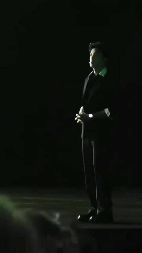 吴磊活动现场嘟嘴摇头晃脑，国民弟弟萌态尽显