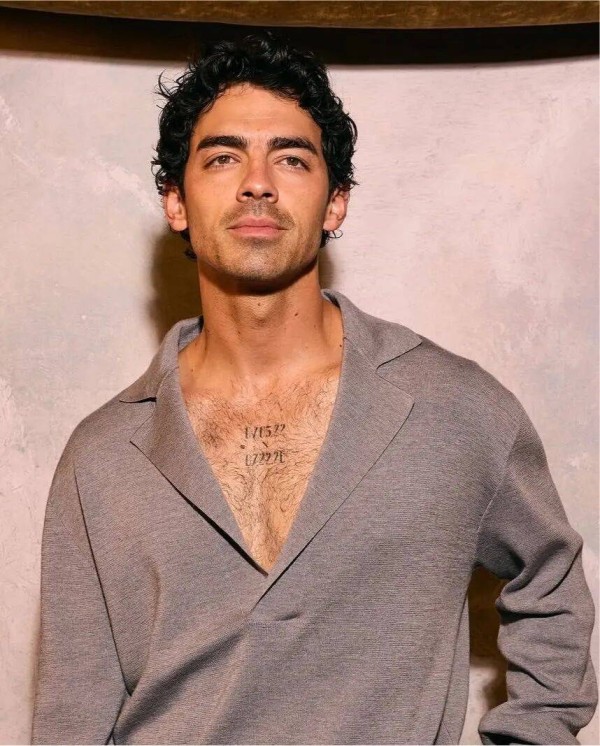 Joe Jonas 早年因为专辑销量不好得了抑郁症,开始接触心理治疗