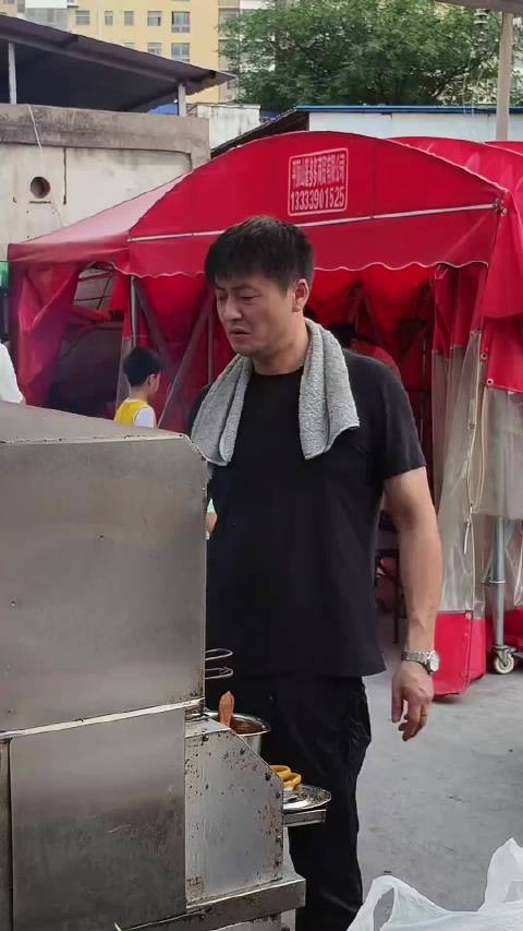 张老师说过想开烤肉店,这位跟他长得很像的大兄弟帮他实现了