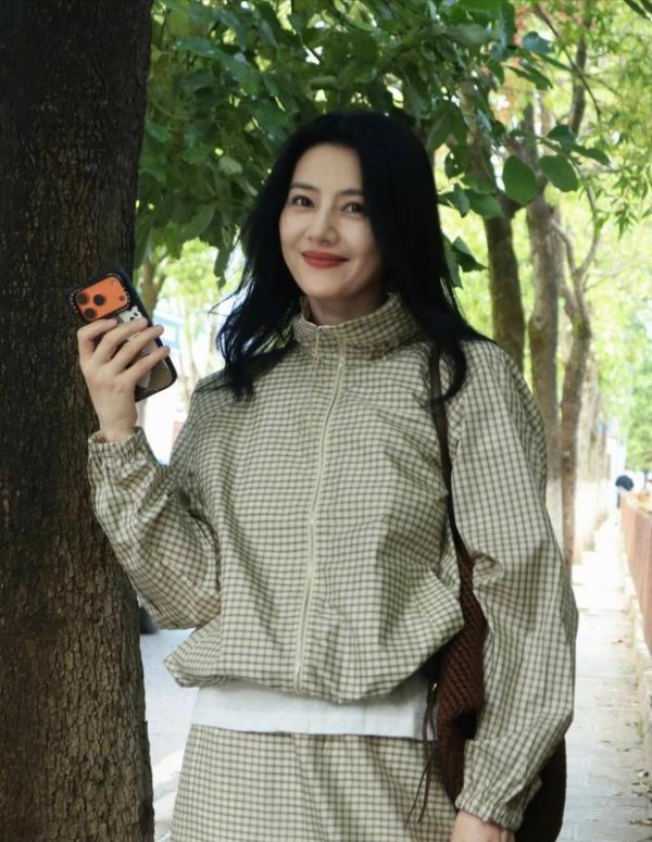 高圆圆晒出游随拍笑容明媚状态松弛