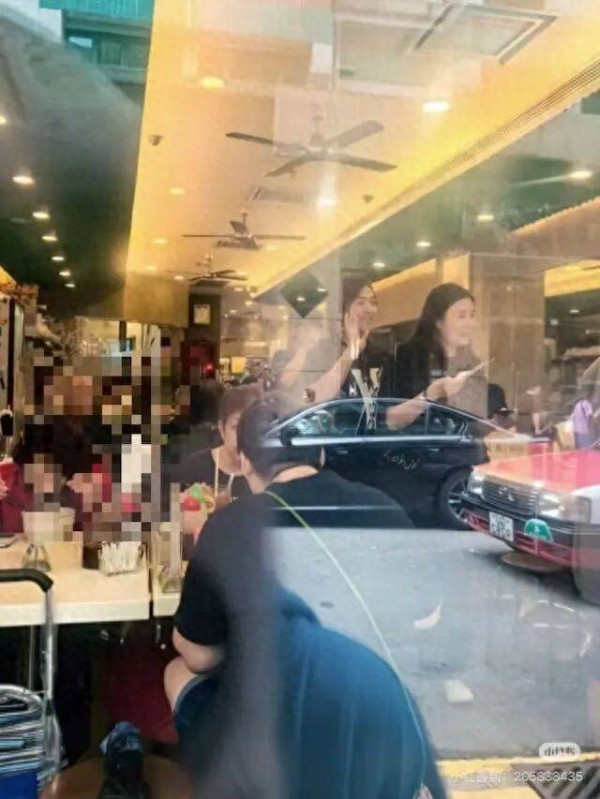 郑伊健蒙嘉慧现身平民面店，亲民零架子，曾旅居日本，已回流香港
