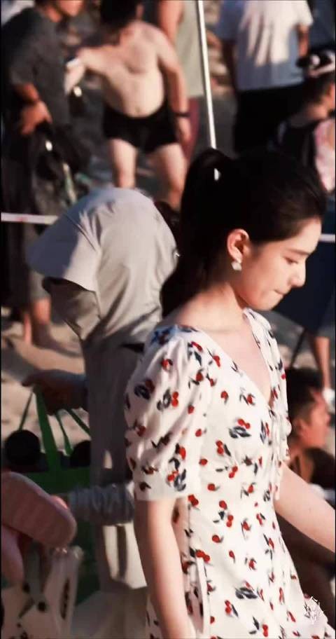 好文艺的脸和气质……只是简单的高马尾都可以美成这样 好明媚的婧仪!