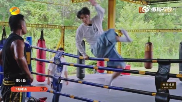 王俊凯解锁泰拳新技能,内心塑造强者形象,现实挥拳蹦跳元气满满