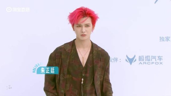 朱正廷红发亮相费加罗红毯,开场嘉宾演唱新歌