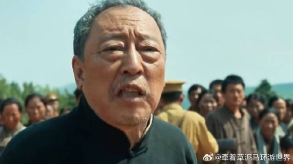 男人捡起田里没烧完的麦穗,一眼就发现问题