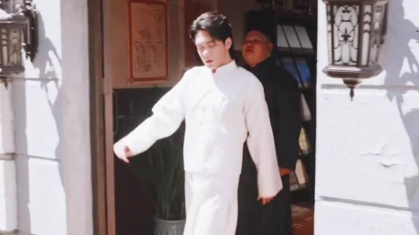 吴老狗首次出场坐错位置,众人惊呆后慌忙换座
