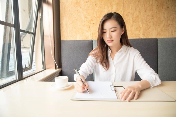 已婚女人想一个男人想到不行，基本不会明说，反而会抛这三个信号