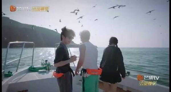 关晓彤李昀锐互拍，耀眼团综出海录制画面治愈