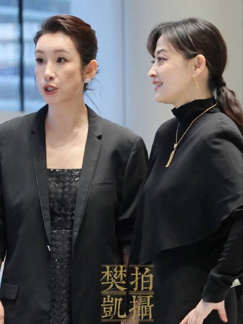 中戏96级双姝同框，一个飒爽锐利，一个温婉从容，秦海璐和梅婷