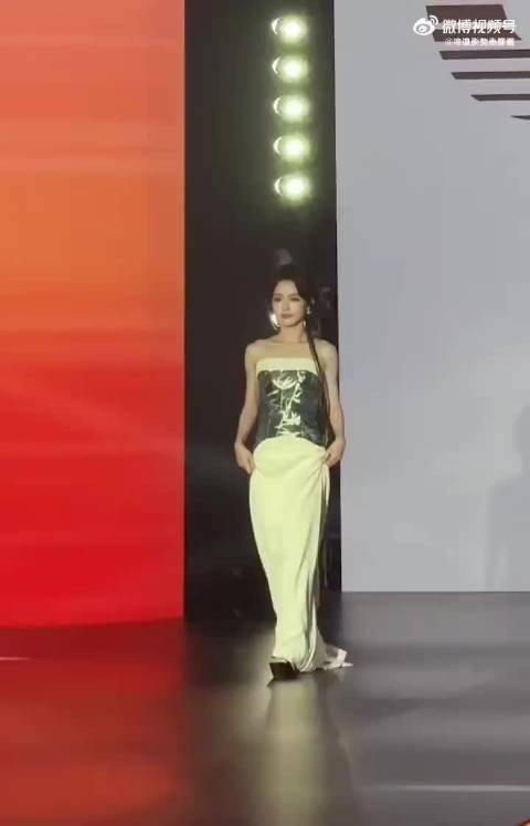 妆造尽力了,可惜没撑起来,红毯走得很吃力的样子