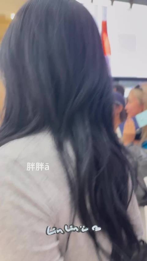 郑雅贤回应裙子穿反,称露但为粉丝选内搭