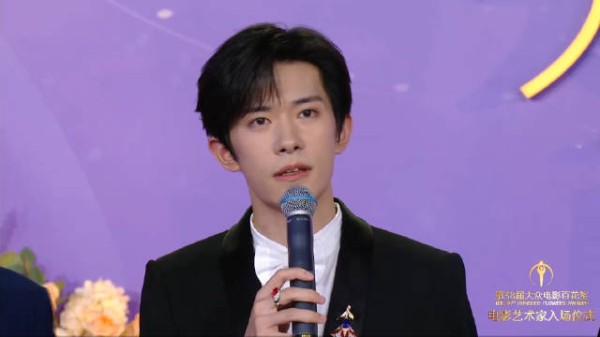 易烊千玺小小的我剧组亮相百花奖红毯采访全程
