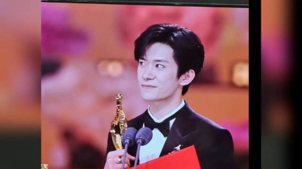 易烊千玺获48票，发表获奖感言时哽咽