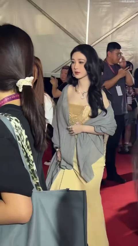 杨紫真的很美，化妆师随时都在观察她的妆容很称职
