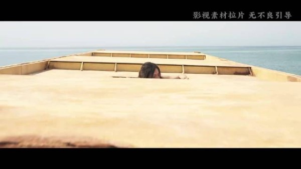 母亲与新生儿在海洋中上演生死较量，母爱奇迹震撼人心