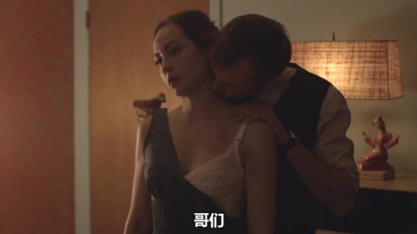 小情侣不爱拉窗帘,遇见心怀叵测的男邻居,结果非常的悲剧
