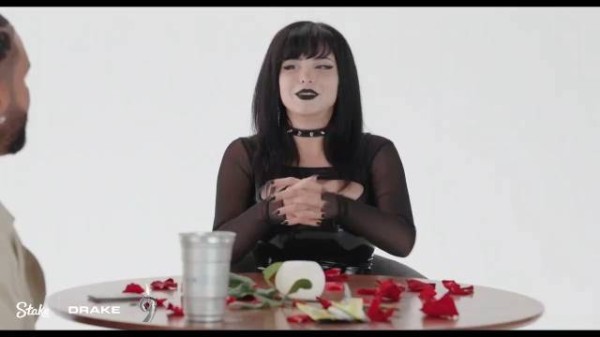 DRAKE在约会女发现心仪女孩!公开狗叫了!