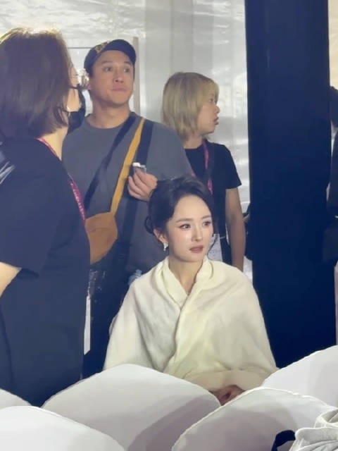 百花奖后台杨幂亮相路人感叹脸小