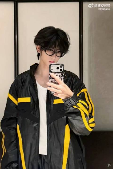 张桂源彩排结束，称场馆很大需努力撑起，穿搭帅