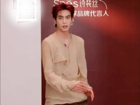宋威龙红发造型直播，浓颜帅哥无惧高难度发色