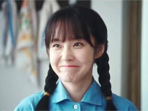 张佳宁双麻花辫发量惊人,学生装造型尽显少女感