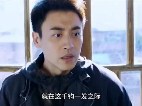 老刑警只是不经意看着了一眼车钥匙,不料竟意外救了卧底一命