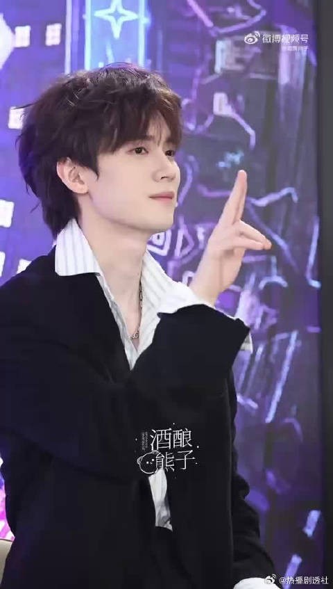 唐艺昕夸周翊然越来越帅,周翊然宠粉有求必应