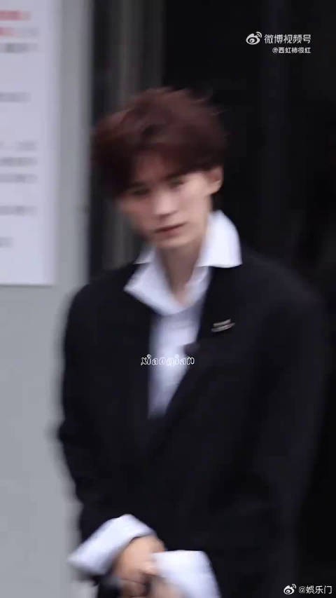 主题曲MV活力出镜，周翊然随旋律自在律动，少年热血气质扑面而来