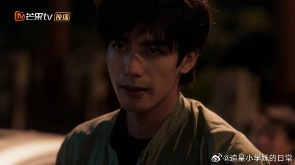 苗靖被七八个混混报复，赶来陈异让她上车，将其全打趴