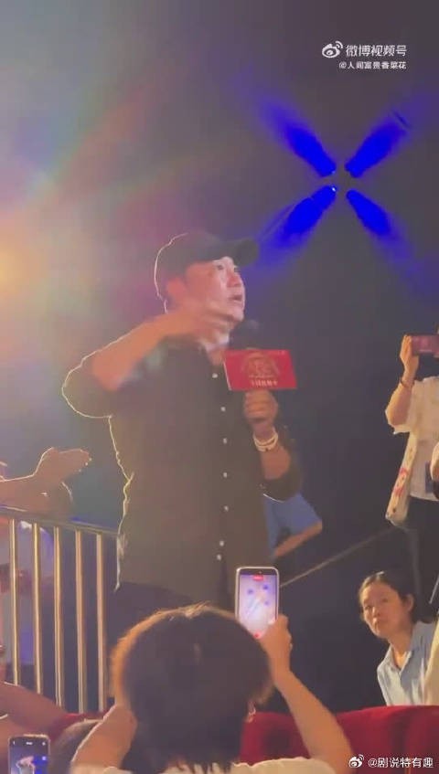 贾冰空降成都路演现场力挺沈腾