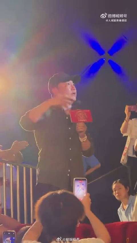 喜剧老友成都再度同框，贾冰空降沈腾路演现场，为影片站台欢笑不间断