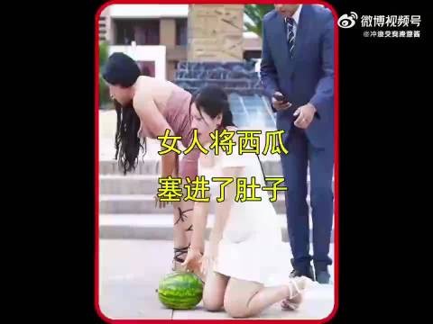 女人为了假装怀孕,竟然把西瓜藏进肚子里