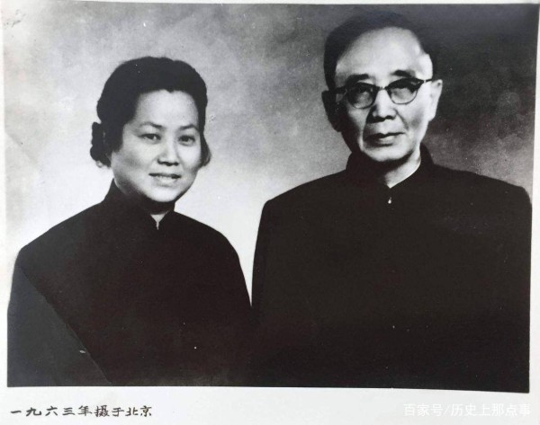 于立群整理郭沫若遗物时发现一件丑事，无言面对，最终选择了自杀