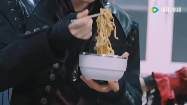 我宝儿应该是肚子饿了 孩子吃的那叫一个真香看得我都流口水了