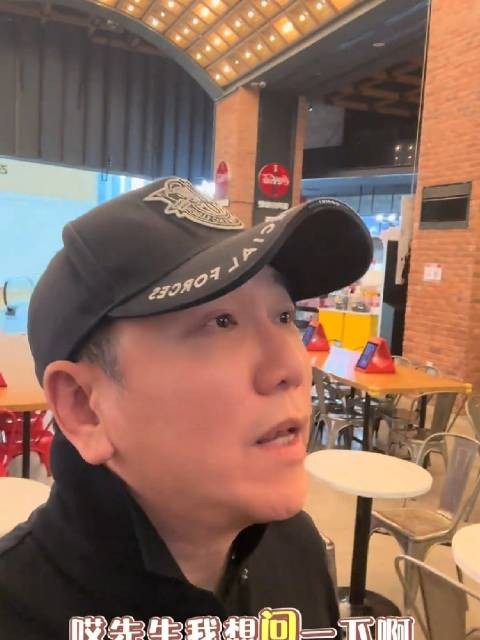 温兆伦影院问路遇黑武士,调侃《功夫女足》后无奈离开