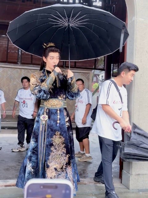 邓为粉丝开机应援，逗笑郭敬明
