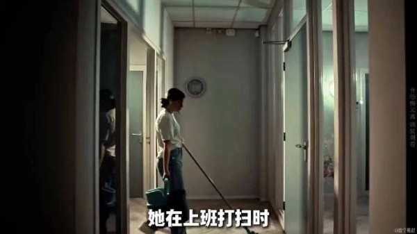 我把假人模特丢进仓库,下班它却跟在我身后! 因为一个片段看了整部电影